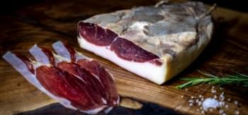 Hingrundbild von products/mangalitza-produkt-rohschinken